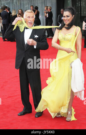 Photos de fichier : Bruce Forsyth ; Wilnelia Merced, Arqiva British Academy Television Awards, Royal Festival Hall de Londres, le 12 mai 2013, (photo de Richard Goldschmidt) Credit : Riche Gold/Alamy Live News Banque D'Images