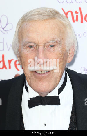 Photos de fichier : Sir Bruce Forsyth, balle papillon Enfants Caudwell, Grosvenor House Hotel, Londres, Royaume-Uni, 25 juin 2015, photo de Richard Goldschmidt : Riche de crédit Gold/Alamy Live News Banque D'Images