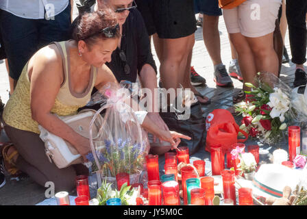 Barcelone, Espagne. 18 août, 2017. Une veillée organisée sur Las Ramblas rue le lendemain d'une van terroriste tué 13 piétons. Credit : Evan McCaffrey/Alamy Live News Banque D'Images