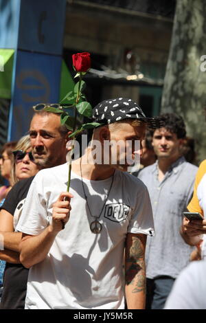 Barcelone, Espagne. 18 août, 2017. Les personnes rendant hommage aux victimes de l'attaque terroriste sur la Rambla de Barcelone : Dino Crédit/Geromella Alamy Live News Banque D'Images