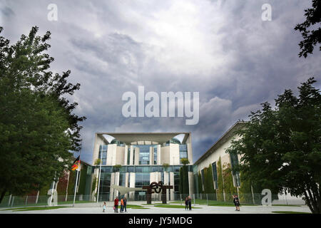 Berlin, Allemagne. 18 août, 2017. dpatop - Dark thunder nuages peut être vu au-dessus de la chancellerie fédérale à Berlin, Allemagne, 18 août 2017. Photo : Wolfgang Kumm/dpa/Alamy Live News Banque D'Images