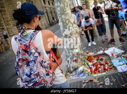 Barcelone, Espagne. 18 août, 2017. Deux femmes s'embrassent à la promenade de Las Ramblas à Barcelone, Espagne, le 18 août 2017. Un jour avant, un camion dans un groupe de personnes à Las Ramblas. Plusieurs personnes ont été tuées et plusieurs blessées lors de l'attentat de jeudi. Photo : Matthias Balk/dpa/Alamy Live News Banque D'Images