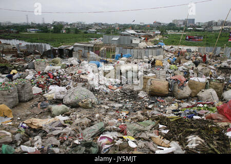 Dhaka, Bangladesh. 18 août, 2017. Le gaspillage de matière plastique met sur les sacs à Dhaka, Bangladesh, le 18 août 2017. Credit : Suvra Kanti Das/ZUMA/Alamy Fil Live News Banque D'Images