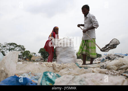 Dhaka, Bangladesh. 18 août, 2017. Travailleurs du Bangladesh le gaspillage de tri en plastique recycle à Dhaka, Bangladesh, le 18 août 2017. Credit : Suvra Kanti Das/ZUMA/Alamy Fil Live News Banque D'Images