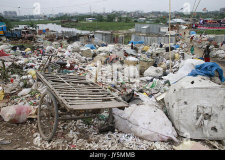 Dhaka, Bangladesh. 18 août, 2017. Le gaspillage de matière plastique met sur les sacs à Dhaka, Bangladesh, le 18 août 2017. Credit : Suvra Kanti Das/ZUMA/Alamy Fil Live News Banque D'Images