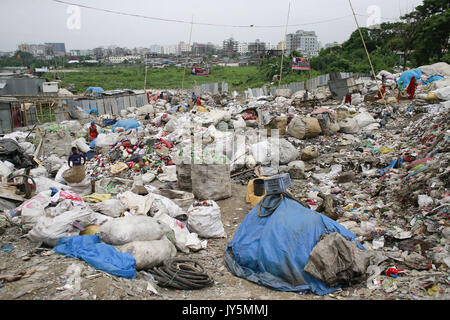 Dhaka, Bangladesh. 18 août, 2017. Le gaspillage de matière plastique met sur les sacs à Dhaka, Bangladesh, le 18 août 2017. Credit : Suvra Kanti Das/ZUMA/Alamy Fil Live News Banque D'Images