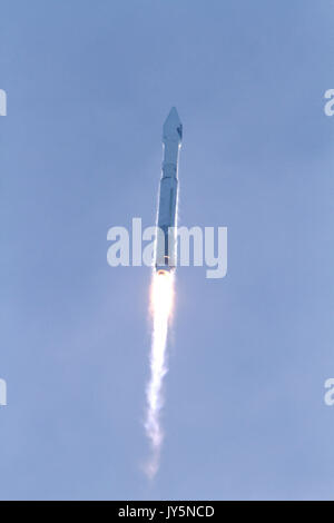 Cap Canaveral, Floride, USA. 18 août, 2017. L'Alliance Lancement fusée Atlas V décollera à partir de l'espace complexe de lancement 41 à Cap Canaveral Air Force Station, 18 août 2017 à Cape Canaveral, en Floride. La fusée commerciale est l'accomplissement de la NASA Tracking and Data Relay Satellite TDRS-M, à l'orbite. Credit : Planetpix/Alamy Live News Banque D'Images