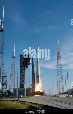 Cap Canaveral, Floride, USA. 18 août, 2017. L'Alliance Lancement fusée Atlas V décollera à partir de l'espace complexe de lancement 41 à Cap Canaveral Air Force Station, 18 août 2017 à Cape Canaveral, en Floride. La fusée commerciale est l'accomplissement de la NASA Tracking and Data Relay Satellite TDRS-M, à l'orbite. Credit : Planetpix/Alamy Live News Banque D'Images