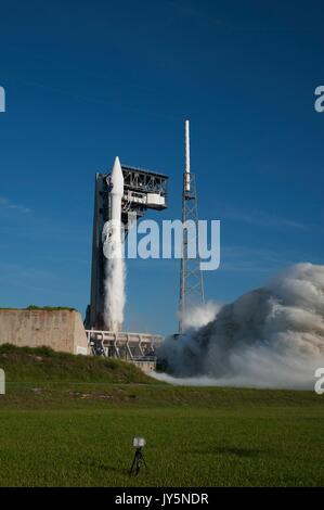 Cap Canaveral, Floride, USA. 18 août, 2017. L'Alliance Lancement fusée Atlas V décollera à partir de l'espace complexe de lancement 41 à Cap Canaveral Air Force Station, 18 août 2017 à Cape Canaveral, en Floride. La fusée commerciale est l'accomplissement de la NASA Tracking and Data Relay Satellite TDRS-M, à l'orbite. Credit : Planetpix/Alamy Live News Banque D'Images