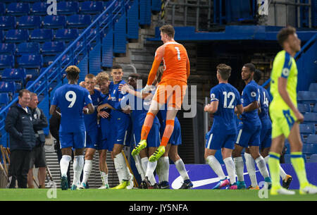 Londres, Royaume-Uni. 18 août, 2017. Londres, Royaume-Uni. 18 août, 2017. Célébrations après Luc McCORMICK de Chelsea marque son but d'en faire 20 avec même gardien Marcin BULKA de Chelsea le long de la hauteur pour rejoindre dans au cours de la Premier League 2 U23 match entre Chelsea et Derby County à Stamford Bridge, Londres, Angleterre le 18 août 2017. Photo par Andy Rowland. **L'USAGE ÉDITORIAL FA Premier League et Ligue de football sont soumis à licence DataCo. Crédit : Andrew Rowland/Alamy Live News Crédit : Andrew Rowland/Alamy Live News Banque D'Images