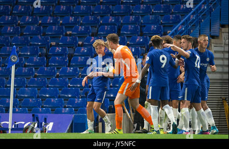 Londres, Royaume-Uni. 18 août, 2017. Londres, Royaume-Uni. 18 août, 2017. buteur Luke McCORMICK, de Chelsea est félicité par le gardien Marcin BULKA de Chelsea et ses coéquipiers après avoir marqué pour le rendre 20 au cours de la Premier League 2 U23 match entre Chelsea et Derby County à Stamford Bridge, Londres, Angleterre le 18 août 2017. Photo par Andy Rowland. **L'USAGE ÉDITORIAL FA Premier League et Ligue de football sont soumis à licence DataCo. Crédit : Andrew Rowland/Alamy Live News Crédit : Andrew Rowland/Alamy Live News Banque D'Images