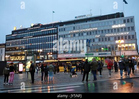 Turku, Finlande. 18 août, 2017. Les gens pleurent les victimes de l'attaque de poignard à Turku, dans le sud-ouest de la Finlande, le 18 août, 2017. Plusieurs personnes ont été poignardées dans le centre-ville de Turku, le sud-ouest de la Finlande le vendredi, lorsque plus d'un homme monté les attaques simultanément. Au moins deux morts et huit autres ont été blessés, selon les médias locaux. Source : Xinhua/Alamy Live News Banque D'Images