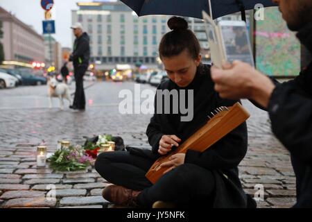 Turku, Finlande. 18 août, 2017. Une femme pleure les victimes de l'attaque de poignard à Turku, dans le sud-ouest de la Finlande, le 18 août, 2017. Plusieurs personnes ont été poignardées dans le centre-ville de Turku, le sud-ouest de la Finlande le vendredi, lorsque plus d'un homme monté les attaques simultanément. Au moins deux morts et huit autres ont été blessés, selon les médias locaux. Source : Xinhua/Alamy Live News Banque D'Images