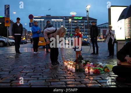 Turku, Finlande. 18 août, 2017. Les gens pleurent les victimes de l'attaque de poignard à Turku, dans le sud-ouest de la Finlande, le 18 août, 2017. Plusieurs personnes ont été poignardées dans le centre-ville de Turku, le sud-ouest de la Finlande le vendredi, lorsque plus d'un homme monté les attaques simultanément. Au moins deux morts et huit autres ont été blessés, selon les médias locaux. Source : Xinhua/Alamy Live News Banque D'Images