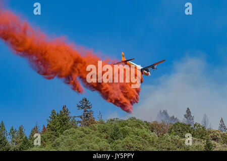 Avions de soutien de l'air laissant tomber sur retardateur de feu sauvage Crédit : Kathryn Capaldo/Alamy Live News Banque D'Images