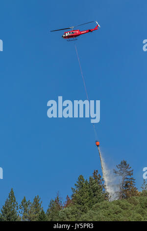 Avions de soutien de l'air laissant tomber sur retardateur de feu sauvage Crédit : Kathryn Capaldo/Alamy Live News Banque D'Images