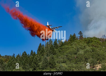 Avions de soutien de l'air laissant tomber sur retardateur de feu sauvage Crédit : Kathryn Capaldo/Alamy Live News Banque D'Images