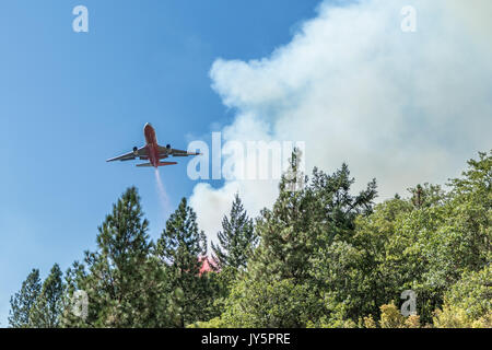 Avions de soutien de l'air laissant tomber sur retardateur de feu sauvage Crédit : Kathryn Capaldo/Alamy Live News Banque D'Images