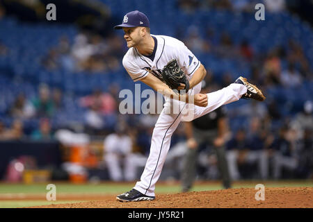 Saint Petersburg, Florida, USA. 18 août, 2017. Vous VRAGOVIC | fois.Rays de Tampa Bay de baseball Brad Boxberger (26) pierres en neuvième manche du match entre les Mariners de Seattle et les Rays de Tampa Bay au Tropicana Field à Saint-Pétersbourg, en Floride le Vendredi, Août 18, 2017. Credit : Vragovic/Tampa Bay Times/ZUMA/Alamy Fil Live News Banque D'Images