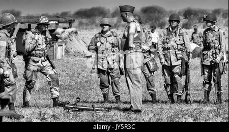 Conneaut, Ohio, USA. 18 août, 2017. Des centaines de militaires de reconstitution historique se retrouvent chaque année dans cette ville, sur le lac Érié pour divertir et éduquer le public au sujet de la seconde guerre mondiale Théâtre d'Opérations Européen et l'invasion de Normandie du 6 juin 1944. Crédit : Brian Cahn/ZUMA/Alamy Fil Live News Banque D'Images