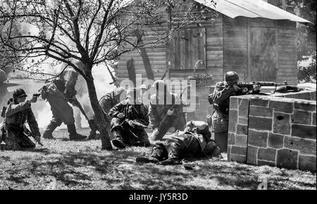 Conneaut, Ohio, USA. 18 août, 2017. Des centaines de militaires de reconstitution historique se retrouvent chaque année dans cette ville, sur le lac Érié pour divertir et éduquer le public au sujet de la seconde guerre mondiale Théâtre d'Opérations Européen et l'invasion de Normandie du 6 juin 1944. Crédit : Brian Cahn/ZUMA/Alamy Fil Live News Banque D'Images