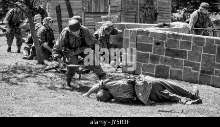 Conneaut, Ohio, USA. 18 août, 2017. Des centaines de militaires de reconstitution historique se retrouvent chaque année dans cette ville, sur le lac Érié pour divertir et éduquer le public au sujet de la seconde guerre mondiale Théâtre d'Opérations Européen et l'invasion de Normandie du 6 juin 1944. Crédit : Brian Cahn/ZUMA/Alamy Fil Live News Banque D'Images