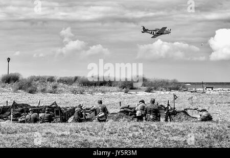 Conneaut, Ohio, USA. 18 août, 2017. Des centaines de militaires de reconstitution historique se retrouvent chaque année dans cette ville, sur le lac Érié pour divertir et éduquer le public au sujet de la seconde guerre mondiale Théâtre d'Opérations Européen et l'invasion de Normandie du 6 juin 1944. Crédit : Brian Cahn/ZUMA/Alamy Fil Live News Banque D'Images