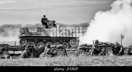 Conneaut, Ohio, USA. 18 août, 2017. Des centaines de militaires de reconstitution historique se retrouvent chaque année dans cette ville, sur le lac Érié pour divertir et éduquer le public au sujet de la seconde guerre mondiale Théâtre d'Opérations Européen et l'invasion de Normandie du 6 juin 1944. Crédit : Brian Cahn/ZUMA/Alamy Fil Live News Banque D'Images