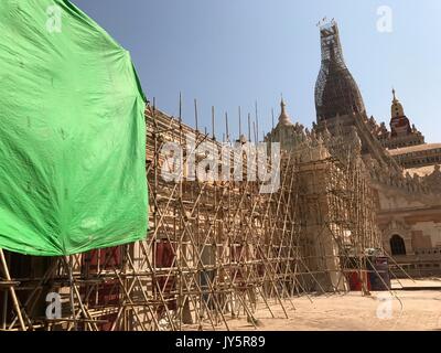Fichier - File photo datée du 24 février 2017 montrant une des plus de 2000 pagodes avec un échafaudage dans l'ancienne ville royale de Bagan au Myanmar. Près de 400 temples ont été endommagés par un grave tremblement de terre le 24 août 2016. Photo : Christoph Sator/dpa Banque D'Images