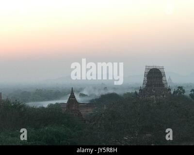 Fichier - File photo datée du 24 février 2017 montrant l'ancienne ville royale de Bagan au Myanmar au lever du soleil. Bagan est visant à être classé par l'UNESCO comme site du patrimoine mondial. Cela peut être difficile en raison de l'inadéquation des rénovations effectuées au cours des dernières années. Cependant, il y a maintenant un peu d'espoir. Photo : Christoph Sator/dpa Banque D'Images