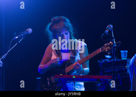 ANGEL OLSEN joue au Far Out Stage du premier jour du festival Green Man à Glanusk Park, Brecon, pays de Galles, Royaume-Uni le 18 août 2017. Photo : : Rob Watkins. INFO : Angel Olsen, une chanteuse-compositrice américaine, captive le public avec sa voix envoûtante et ses paroles introspectives. Des albums comme « Burn Your Fire for No Witness » et « All Mirrors » mettent en valeur son talent polyvalent, mêlant folk, indie rock et éléments alternatifs pour créer une musique émotionnellement résonnante. Banque D'Images