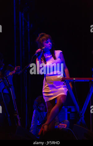 ANGEL OLSEN joue au Far Out Stage du premier jour du festival Green Man à Glanusk Park, Brecon, pays de Galles, Royaume-Uni le 18 août 2017. Photo : : Rob Watkins. INFO : Angel Olsen, une chanteuse-compositrice américaine, captive le public avec sa voix envoûtante et ses paroles introspectives. Des albums comme « Burn Your Fire for No Witness » et « All Mirrors » mettent en valeur son talent polyvalent, mêlant folk, indie rock et éléments alternatifs pour créer une musique émotionnellement résonnante. Banque D'Images