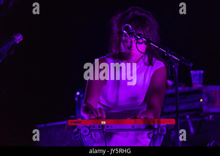 ANGEL OLSEN joue au Far Out Stage du premier jour du festival Green Man à Glanusk Park, Brecon, pays de Galles, Royaume-Uni le 18 août 2017. Photo : : Rob Watkins. INFO : Angel Olsen, une chanteuse-compositrice américaine, captive le public avec sa voix envoûtante et ses paroles introspectives. Des albums comme « Burn Your Fire for No Witness » et « All Mirrors » mettent en valeur son talent polyvalent, mêlant folk, indie rock et éléments alternatifs pour créer une musique émotionnellement résonnante. Banque D'Images