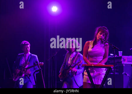 ANGEL OLSEN joue au Far Out Stage du premier jour du festival Green Man à Glanusk Park, Brecon, pays de Galles, Royaume-Uni le 18 août 2017. Photo : : Rob Watkins. INFO : Angel Olsen, une chanteuse-compositrice américaine, captive le public avec sa voix envoûtante et ses paroles introspectives. Des albums comme « Burn Your Fire for No Witness » et « All Mirrors » mettent en valeur son talent polyvalent, mêlant folk, indie rock et éléments alternatifs pour créer une musique émotionnellement résonnante. Banque D'Images