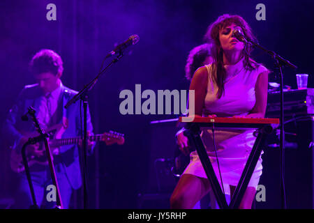 ANGEL OLSEN joue au Far Out Stage du premier jour du festival Green Man à Glanusk Park, Brecon, pays de Galles, Royaume-Uni le 18 août 2017. Photo : : Rob Watkins. INFO : Angel Olsen, une chanteuse-compositrice américaine, captive le public avec sa voix envoûtante et ses paroles introspectives. Des albums comme « Burn Your Fire for No Witness » et « All Mirrors » mettent en valeur son talent polyvalent, mêlant folk, indie rock et éléments alternatifs pour créer une musique émotionnellement résonnante. Banque D'Images