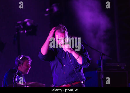 FUTURE ISLANDS, CONCERT, 2017 : Samuel T. Herring de FUTURE ISLANDS en tête d'affiche sur la scène de montagne. Premier jour du festival de musique Green Man dans les montagnes Brecon Beacons au pays de Galles. Glanusk Park, Brecon, pays de Galles, 18 août 2017. Crédit : Rob Watkins. INFO : future Islands, un groupe de synthé-pop américain formé en 2006, a été largement acclamé pour sa musique émotive et ses performances énergiques. Dirigé par le chanteur charismatique Samuel T. Herring, leur album révolutionnaire 'Singles' (2014) met en vedette le hit 'Seasons (Waiting on You)', mettant en valeur leur style unique et leurs paroles sincères. Banque D'Images