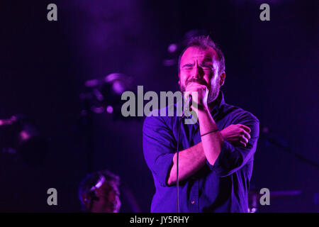 FUTURE ISLANDS, CONCERT, 2017 : Samuel T. Herring de FUTURE ISLANDS en tête d'affiche sur la scène de montagne. Premier jour du festival de musique Green Man dans les montagnes Brecon Beacons au pays de Galles. Glanusk Park, Brecon, pays de Galles, 18 août 2017. Crédit : Rob Watkins. INFO : future Islands, un groupe de synthé-pop américain formé en 2006, a été largement acclamé pour sa musique émotive et ses performances énergiques. Dirigé par le chanteur charismatique Samuel T. Herring, leur album révolutionnaire 'Singles' (2014) met en vedette le hit 'Seasons (Waiting on You)', mettant en valeur leur style unique et leurs paroles sincères. Banque D'Images