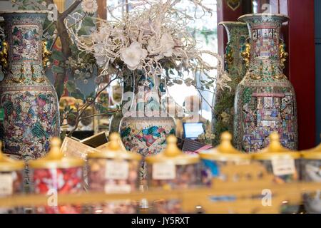 Moscou. 20 juillet, 2017. Photo prise le 20 juillet 2017 montre l'intérieur de la thé et café sur Myasnitskaya Street à Moscou, Russie. Le thé et café, construit en style traditionnel chinois à la fin du 19ème siècle, est bien connu des résidents locaux et les touristes. Elle vend du thé et du café depuis son ouverture et a une histoire de plus de 100 ans. Credit : Wu Zhuang/Xinhua/Alamy Live News Banque D'Images