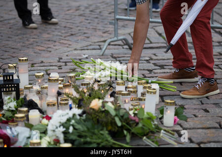 Turku, Finlande. 19 août 2017. Les gens de placer des fleurs et des bougies pour les victimes de l'agression au couteau dans la place du marché de Turku. Deux personnes ont été tués et six autres blessés dans une agression au couteau qui a eu lieu le vendredi 18 août à la place du marché de Turku et Puutori. La police a réussi à arrêter l'attaquant en quelques minutes après le premier appel d'urgence en tirant sur lui à la cuisse. Enquête sur l'attaque de la police comme un acte de terrorisme. Credit : Jarmo Piironen/Alamy Live News Banque D'Images