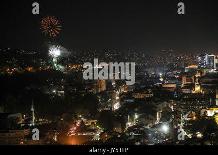 Sarajevo, Bosnie-et-Herzégovine. 18 août, 2017. Un feu d'artifice est perçu après la cérémonie de clôture du 23e Festival du Film de Sarajevo (MFS), à Sarajevo, Bosnie-Herzégovine, le 18 août, 2017. La 23e édition de SFF s'est déroulée du 11 août au 18 août. Credit : Haris Memija/Xinhua/Alamy Live News Banque D'Images