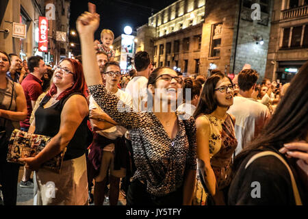 Sarajevo, Bosnie-et-Herzégovine. 18 août, 2017. Les gens apprécient dans le concert de rock du célèbre orchestre bleu bande après la cérémonie de clôture du 23e Festival du Film de Sarajevo (MFS), à Sarajevo, Bosnie-Herzégovine, le 18 août, 2017. La 23e édition de SFF s'est déroulée du 11 août au 18 août. Credit : Haris Memija/Xinhua/Alamy Live News Banque D'Images