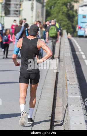 Londres, Royaume-Uni. Août 19, 2017. Les piétons et les touristes profiter du soleil et des températures chaudes de Westminster Bridge Crédit : amer ghazzal/Alamy Live News Banque D'Images