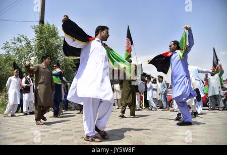 Kaboul, Afghanistan. Août 19, 2017. Les gens dansent pour célébrer le 98e anniversaire de l'indépendance de l'Afghanistan à Kaboul, capitale de l'Afghanistan, le 19 août, 2017. Afghanistan : le samedi a marqué le 98e anniversaire de son indépendance de l'empire britannique de l'occupation. Credit : Dai il/Xinhua/Alamy Live News Banque D'Images