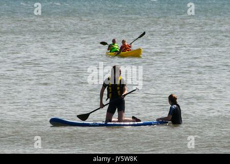 Lyme Regis, dans le Dorset, UK. 19 août 2017. Météo britannique. Paddleboarders le soleil brille et les températures chaudes, sur l'eau à la station balnéaire de Lyme Regis dans le Dorset. Crédit photo : Graham Hunt/Alamy Live News Banque D'Images