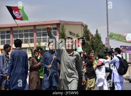 Kaboul, Afghanistan. Août 19, 2017. Un garçon célèbre le 98e anniversaire de l'indépendance de l'Afghanistan à Kaboul, capitale de l'Afghanistan, le 19 août, 2017. Afghanistan : le samedi a marqué le 98e anniversaire de son indépendance de l'empire britannique de l'occupation. Credit : Dai il/Xinhua/Alamy Live News Banque D'Images