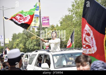 Kaboul, Afghanistan. Août 19, 2017. Un homme qui agitait un drapeau national célèbre le 98e anniversaire de l'indépendance de l'Afghanistan à Kaboul, capitale de l'Afghanistan, le 19 août, 2017. Afghanistan : le samedi a marqué le 98e anniversaire de son indépendance de l'empire britannique de l'occupation. Credit : Dai il/Xinhua/Alamy Live News Banque D'Images