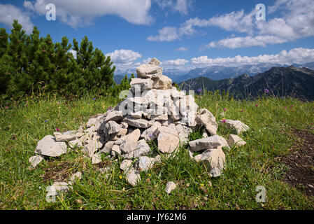 Tas de pierres sur la montagne verte petit sommet, Bavière, Allemagne Banque D'Images