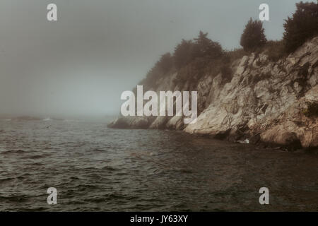 Le brouillard enveloppe la falaises rocheuses à Fort Wetherill à Jamestown, RHODE ISLAND. Banque D'Images