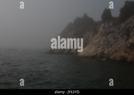 Les falaises rocheuses de Fort Wetherill à Jamestown, RHODE ISLAND. Banque D'Images