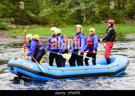 Byglandsfjord, Norvège - 1 août 2017 : Voyage de groupe rafting documentaire ayant une aventure sur la rivière. Comité permanent du groupe dans le bateau tandis que dans le calme wat Banque D'Images